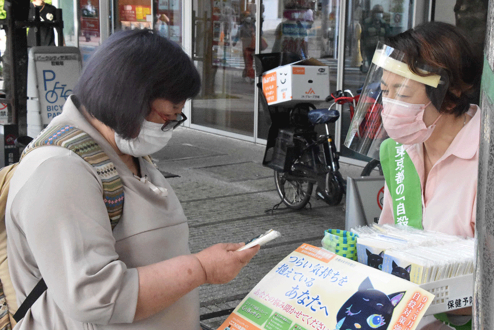 区民に活動を案内している様子